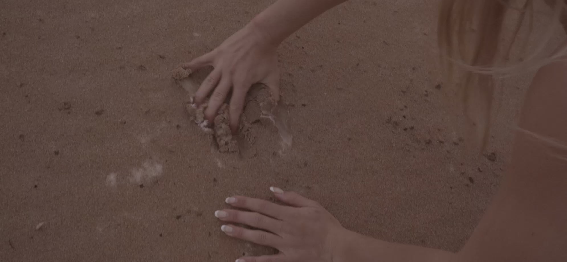 Load video: Guiya Goddesses on the beach at Carlo Sand Blow wearing Guiya Minerals makeup.