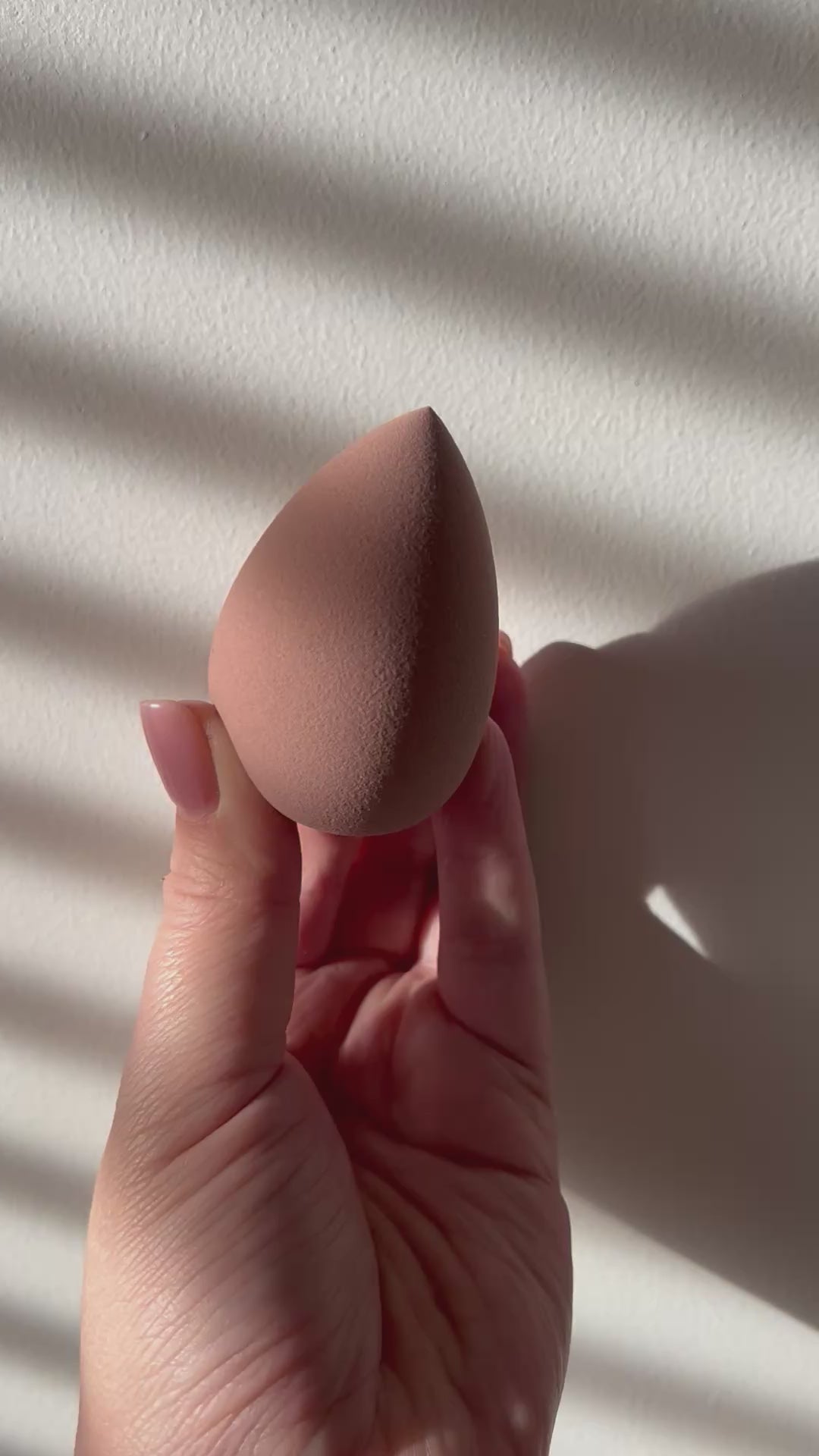 Load video: <div class="metafield-rich_text_field"><p>The Guiya Beauty Blender is completely washable and reusable! Simply hand wash with soap and water, squeeze out the excess water and allow to air-dry after each use.</p></div>